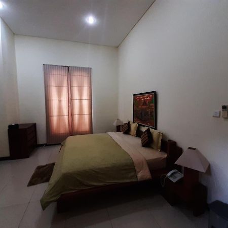 Alloro Guesthouse Pacitan Buitenkant foto