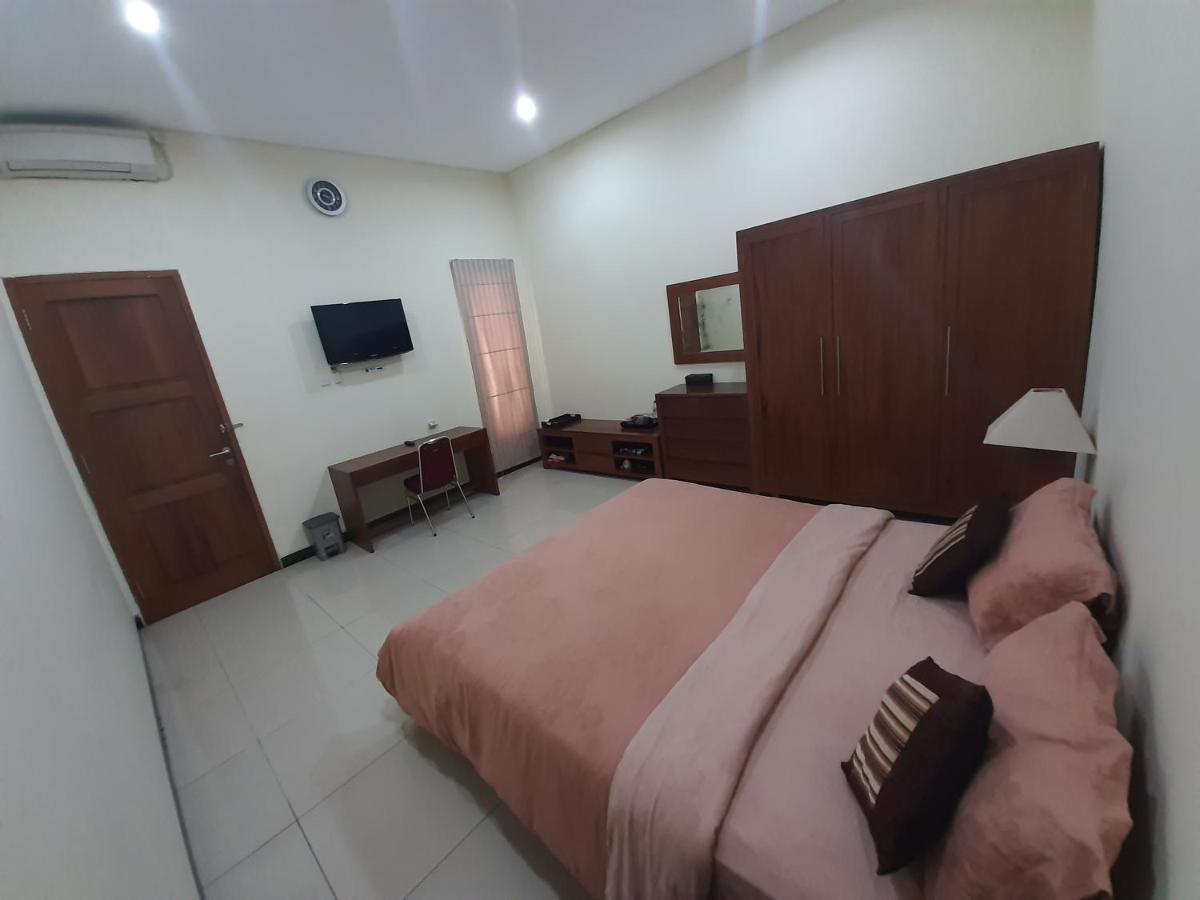 Alloro Guesthouse Pacitan Buitenkant foto
