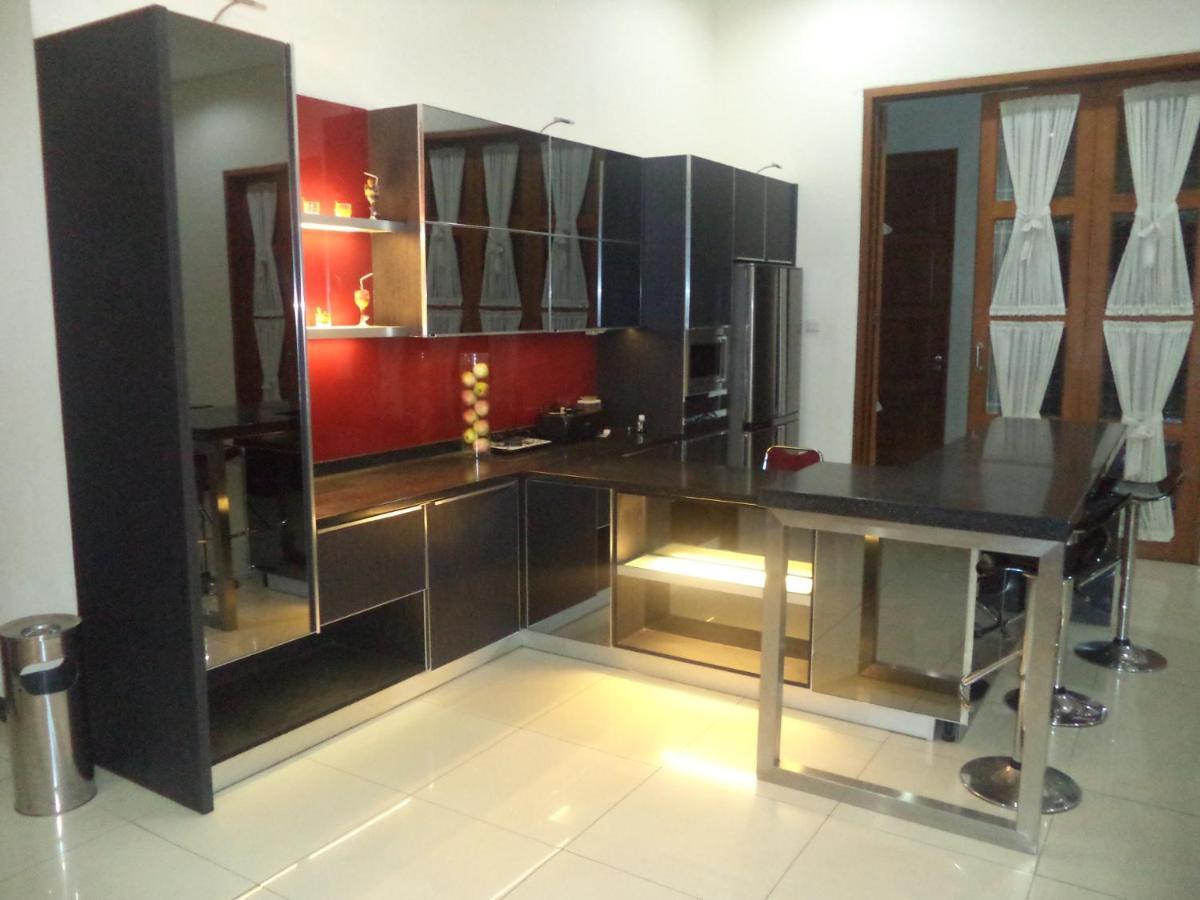 Alloro Guesthouse Pacitan Buitenkant foto