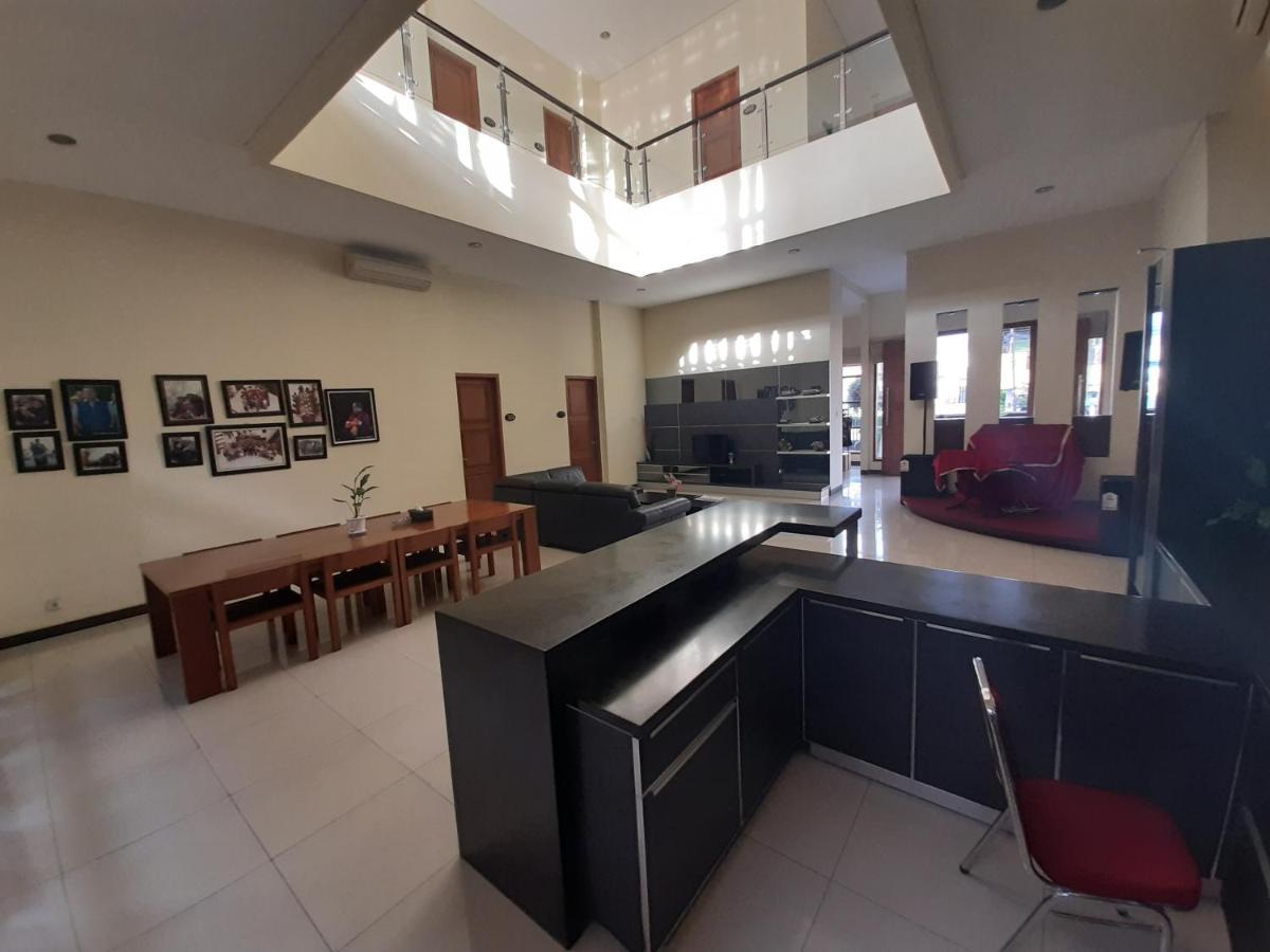 Alloro Guesthouse Pacitan Buitenkant foto