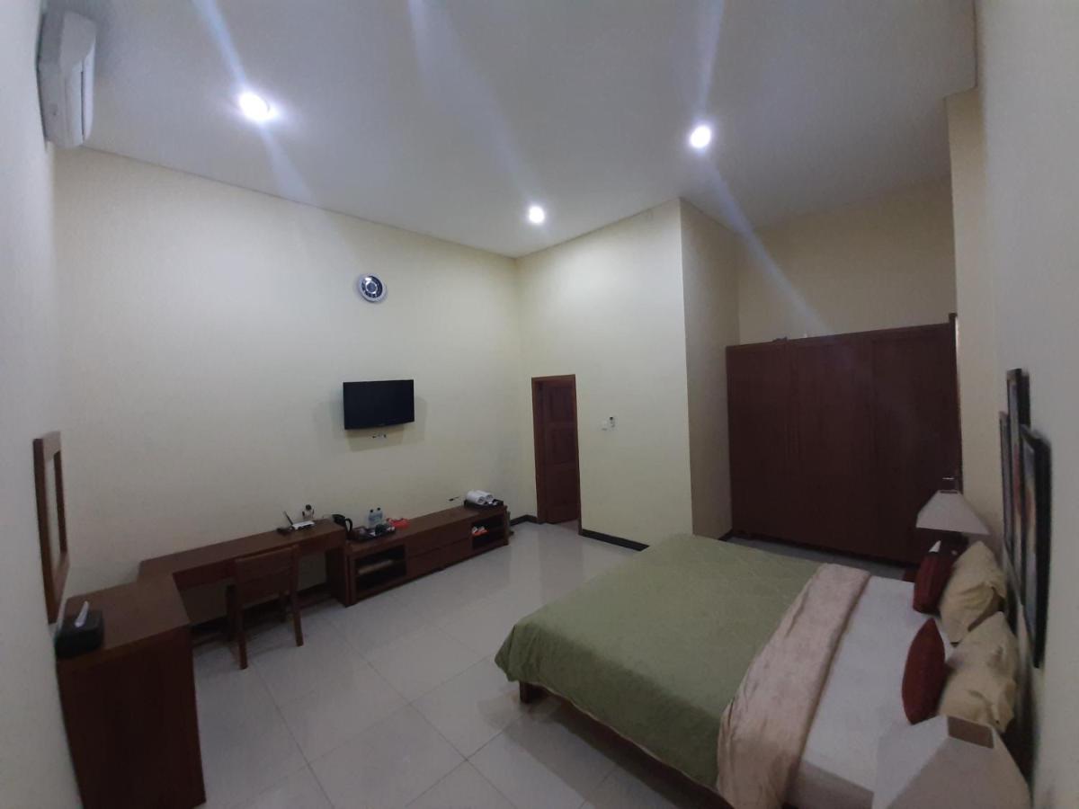 Alloro Guesthouse Pacitan Buitenkant foto
