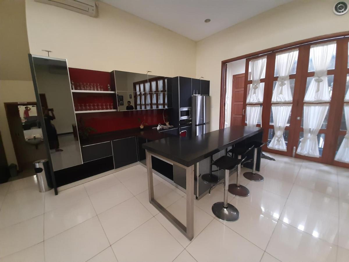 Alloro Guesthouse Pacitan Buitenkant foto