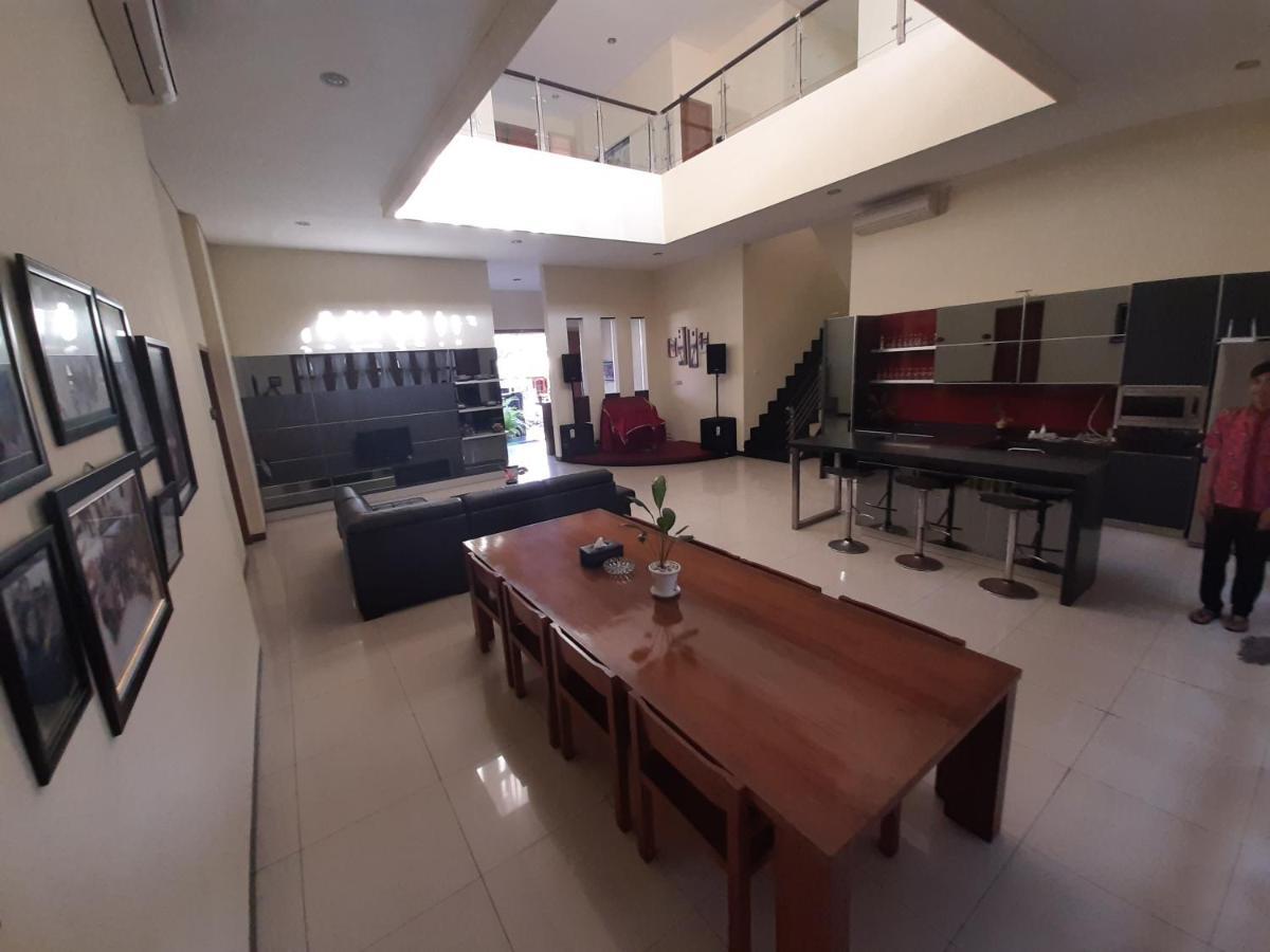 Alloro Guesthouse Pacitan Buitenkant foto