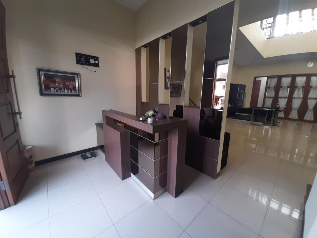 Alloro Guesthouse Pacitan Buitenkant foto