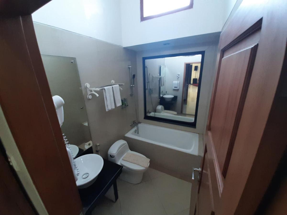 Alloro Guesthouse Pacitan Buitenkant foto