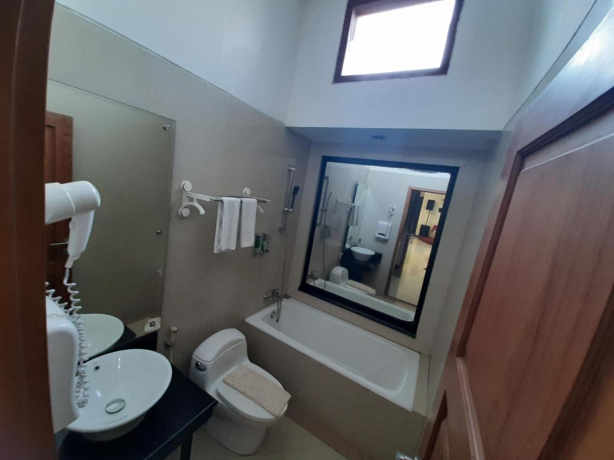 Alloro Guesthouse Pacitan Buitenkant foto