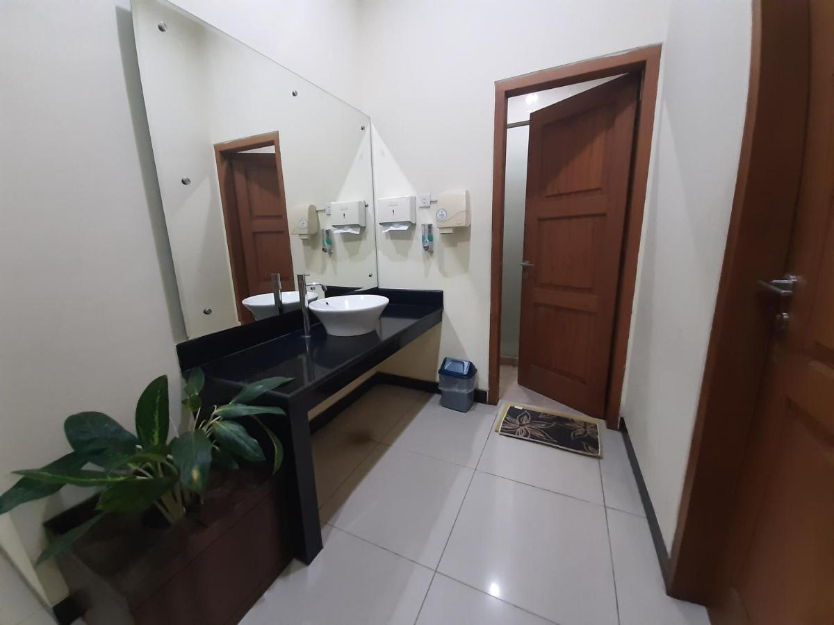 Alloro Guesthouse Pacitan Buitenkant foto